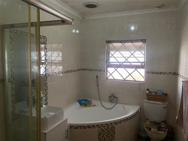 5 Bedroom Property for Sale in Rondevlei Park Western Cape